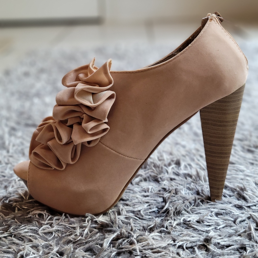 Charlotte Russe peep toe ruffle heels size 7